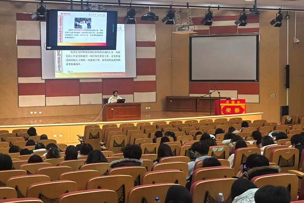 图片包含 室内, 建筑, 椅子, 大 AI 生成的内容可能不正确。